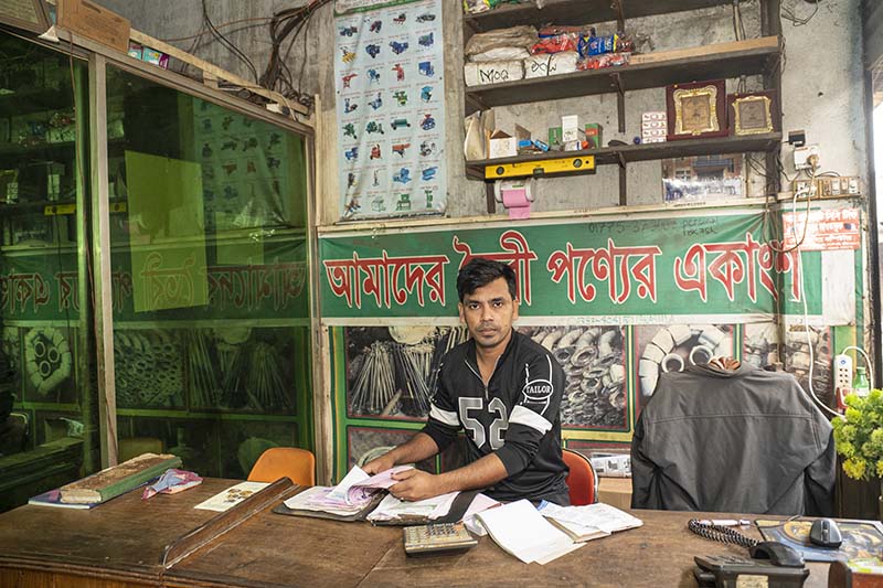 Himoya klipi holda yalangoch Bianca